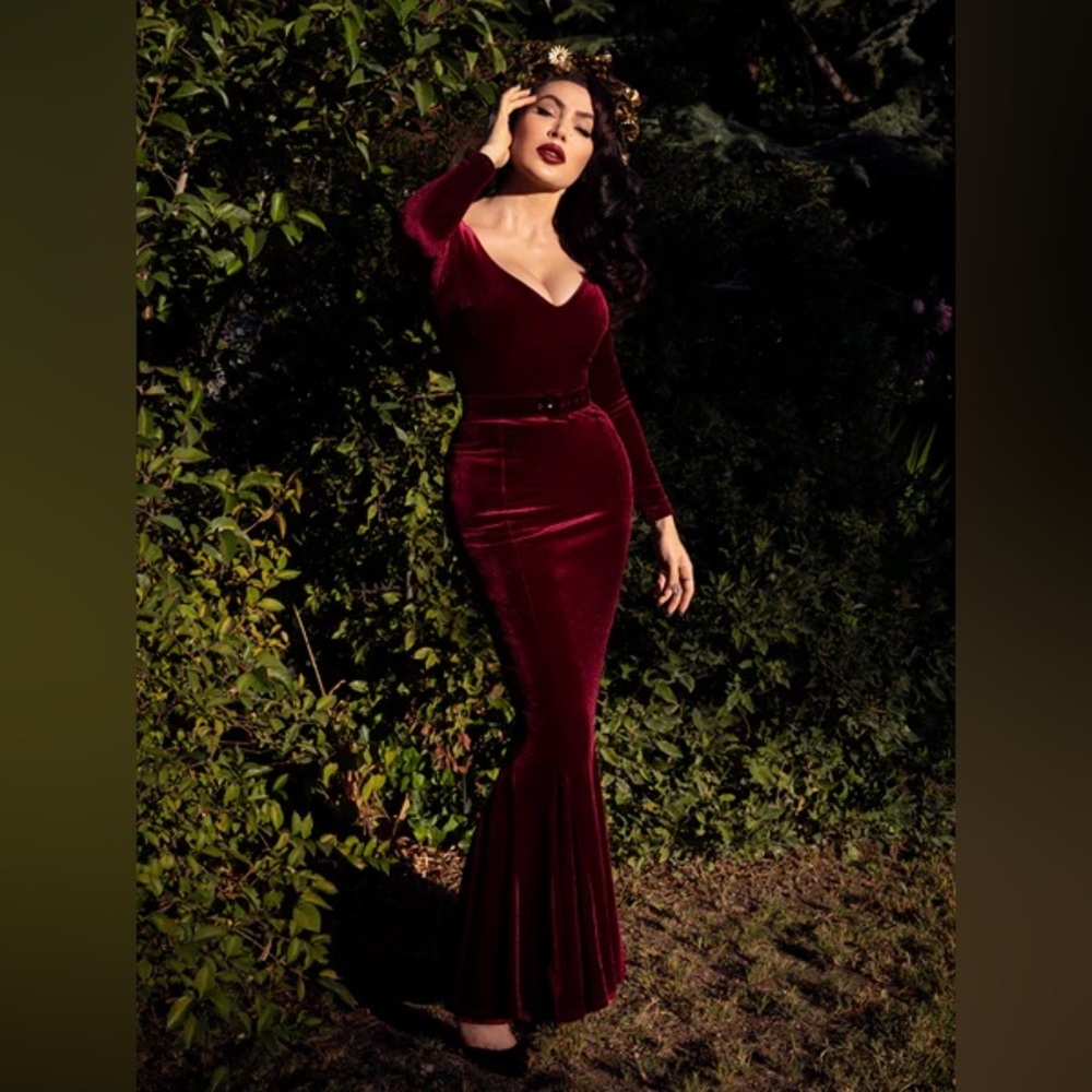 La Femme en Noir Black Marilyn oxblood velvet gown, size XL